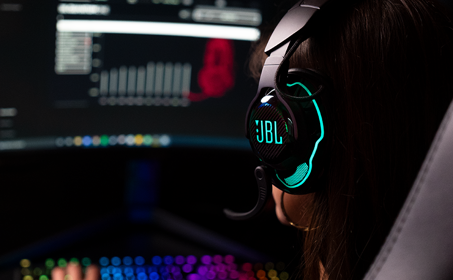 JBL Quantum 910 Wireless Sichere dir mit JBL QuantumSPATIAL 360™ auf deiner Konsole einen Spielvorteil - Image